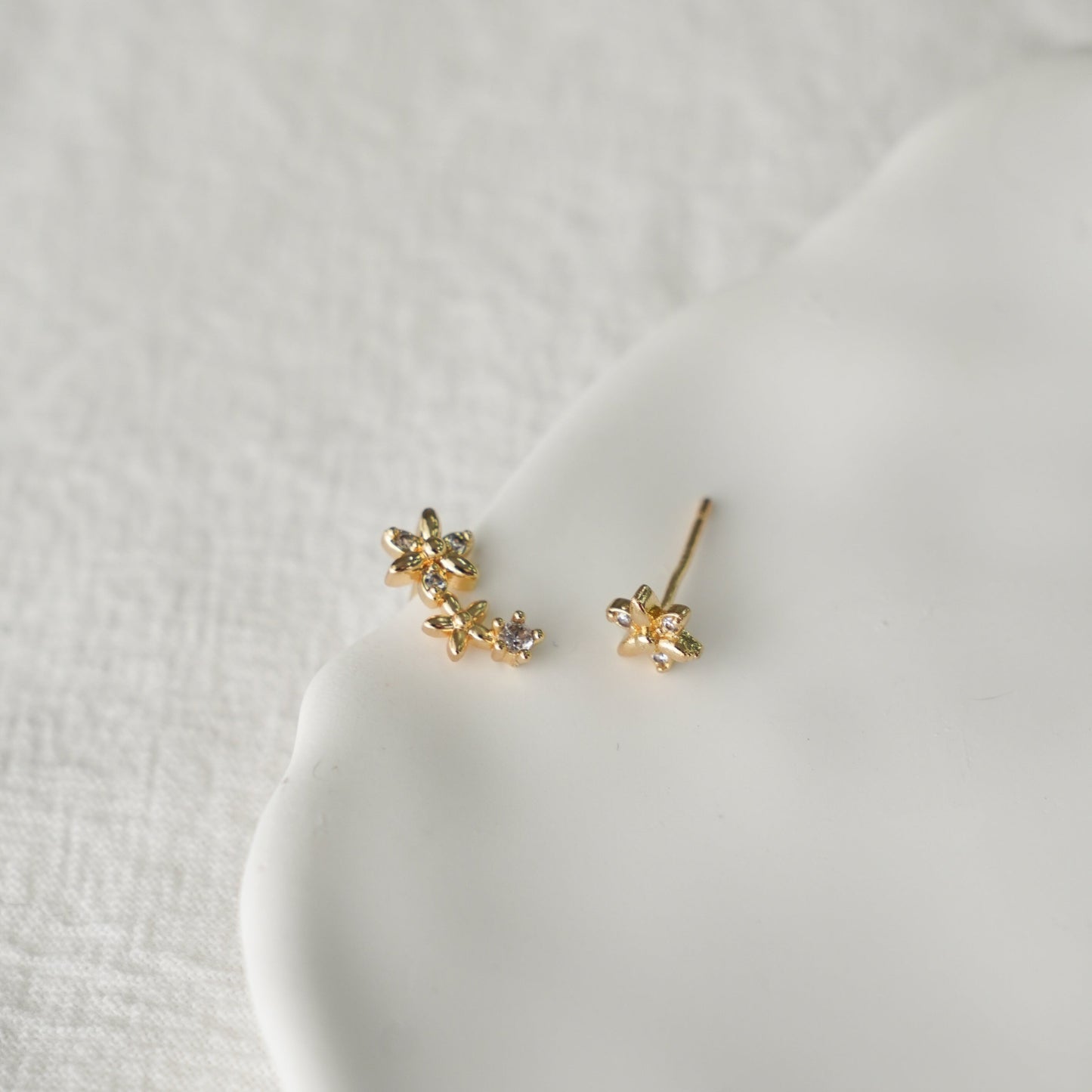 Elarie Flower Mini Earrings