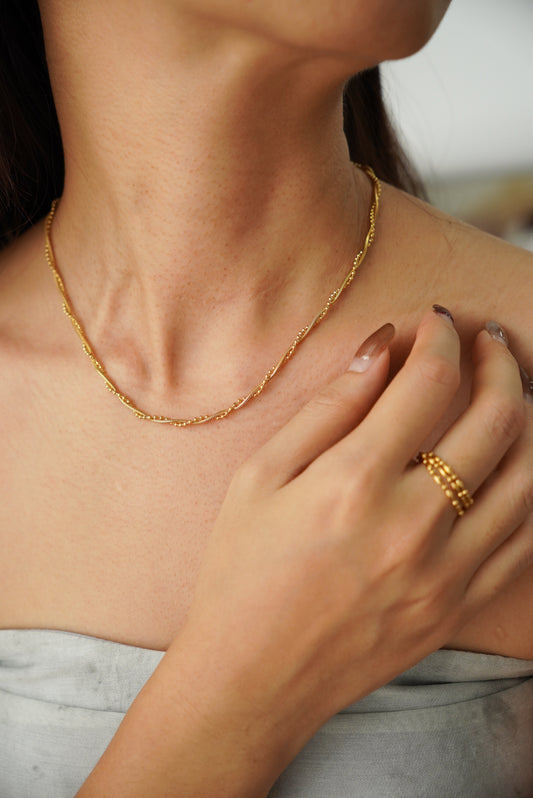 Elegant Overlap Necklace