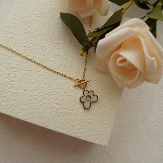 Shuuz Flower Necklace