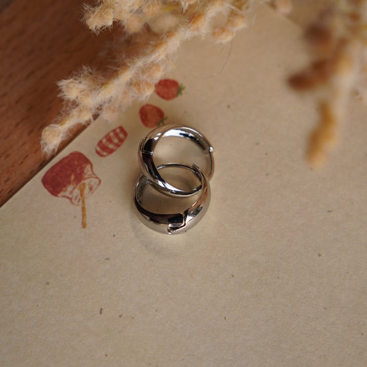 Rainnie Simple Huggie Earring